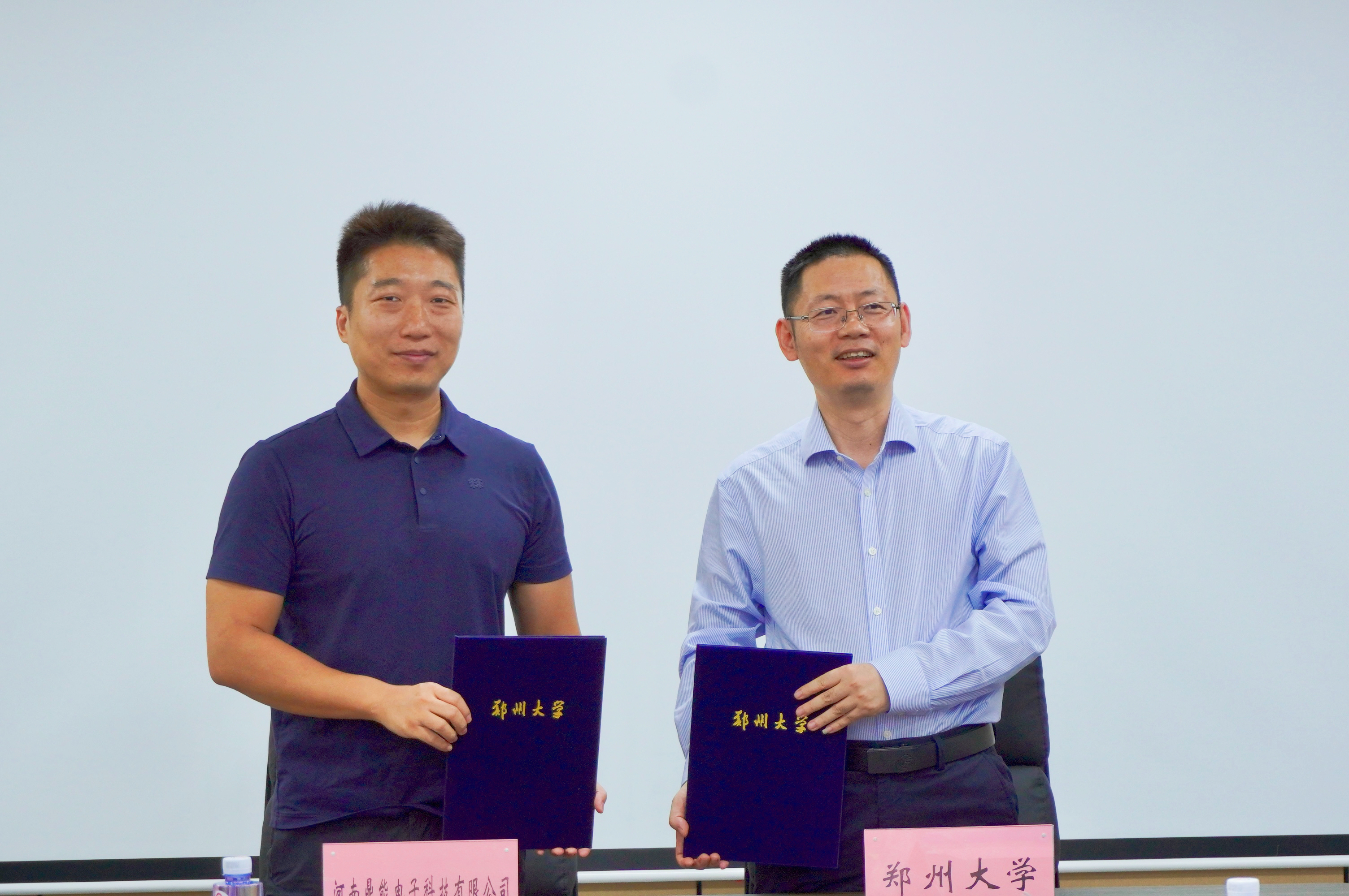6陈磐总裁与王海龙院长签署合作备忘录.jpg
