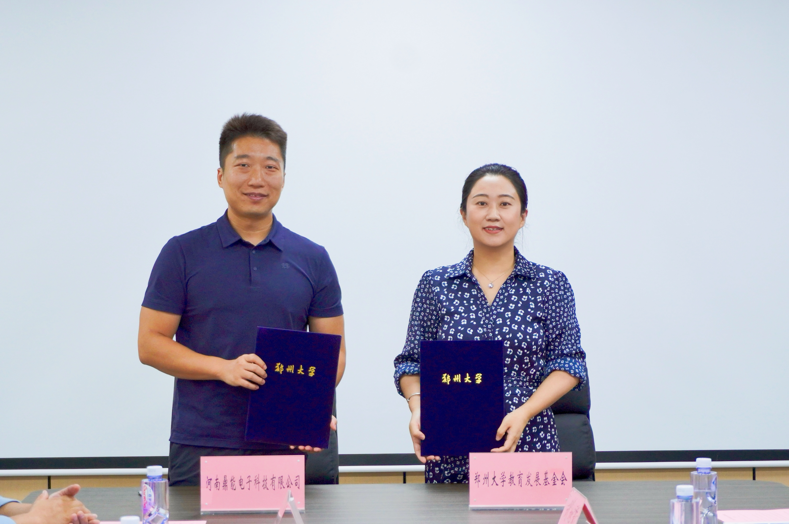 7陈磐总裁与陈颖副主任签署捐赠协议.jpg