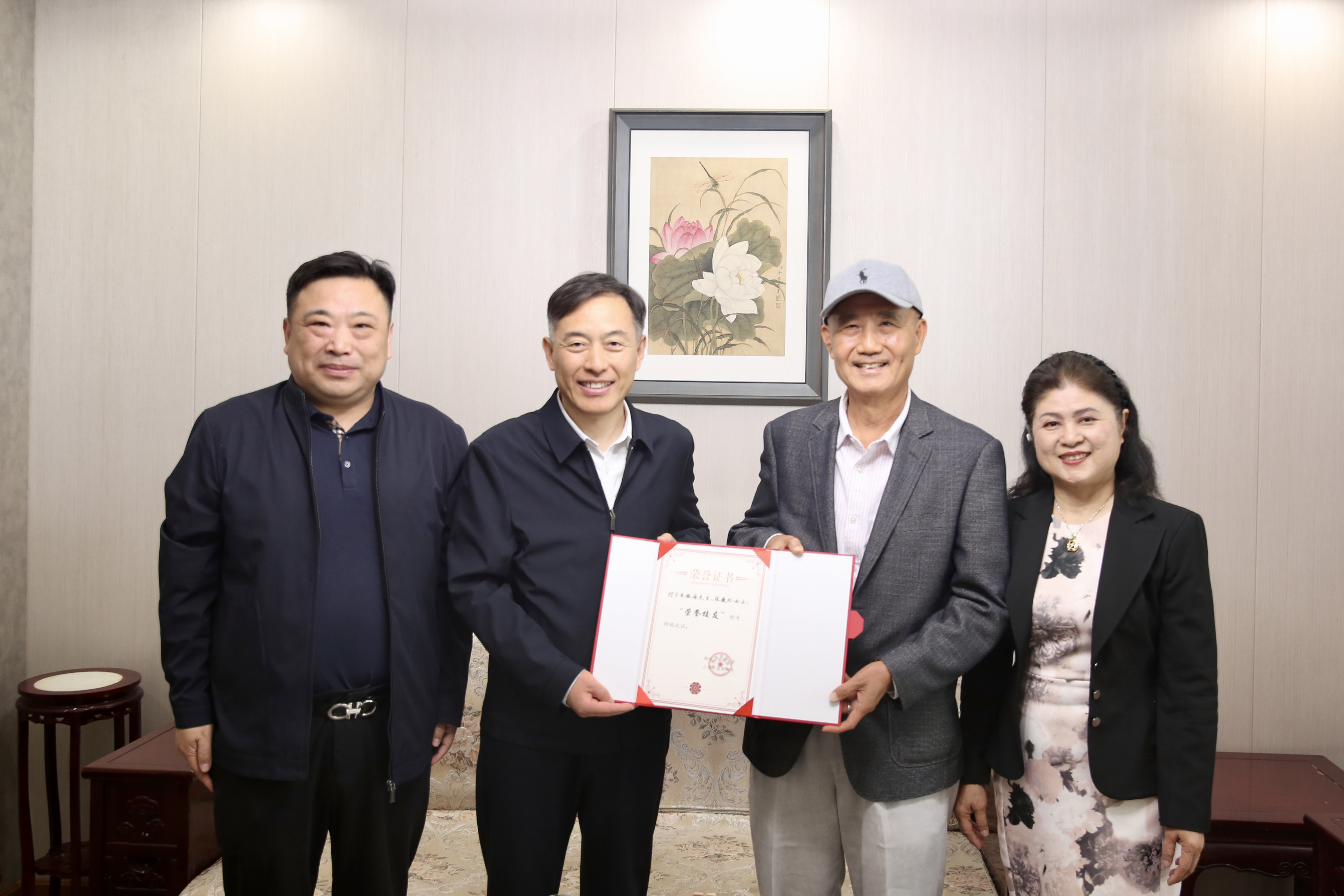 1-李成伟向朱振海夫妇颁发荣誉校友证书.jpg