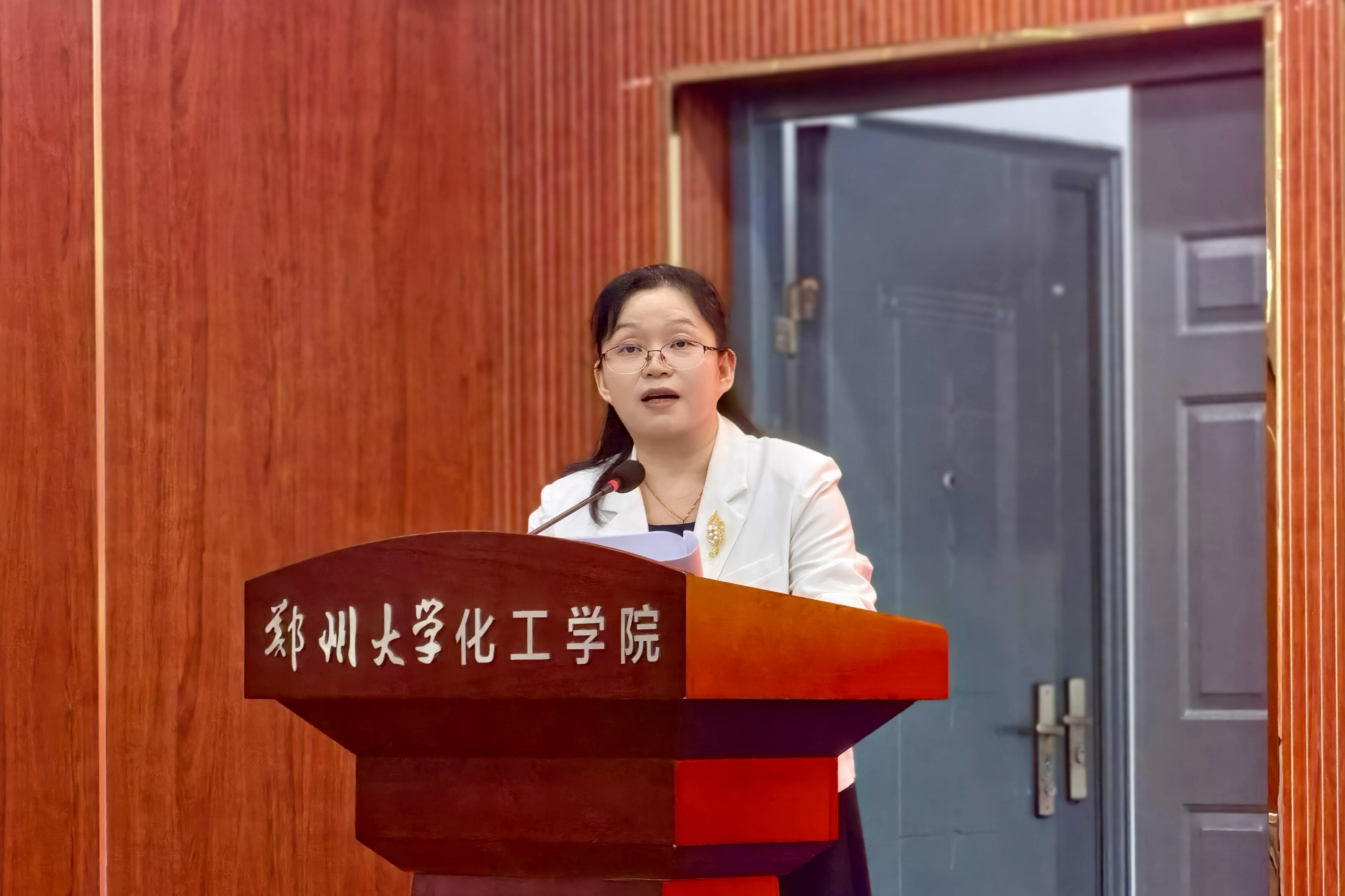 3教师代表侯翠红副部长发言.jpg