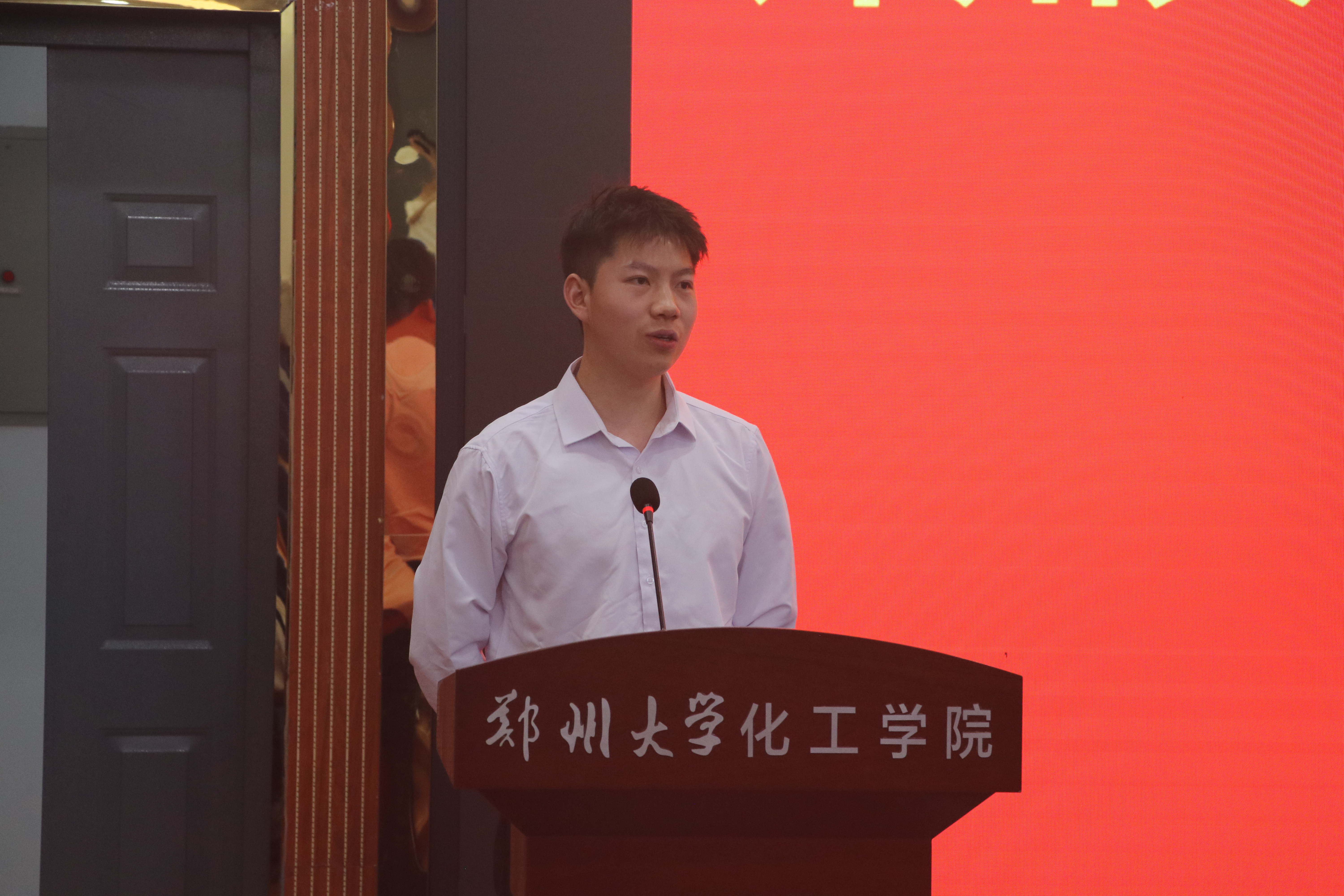 5-2022级硕士研究生侯珂发言.JPG