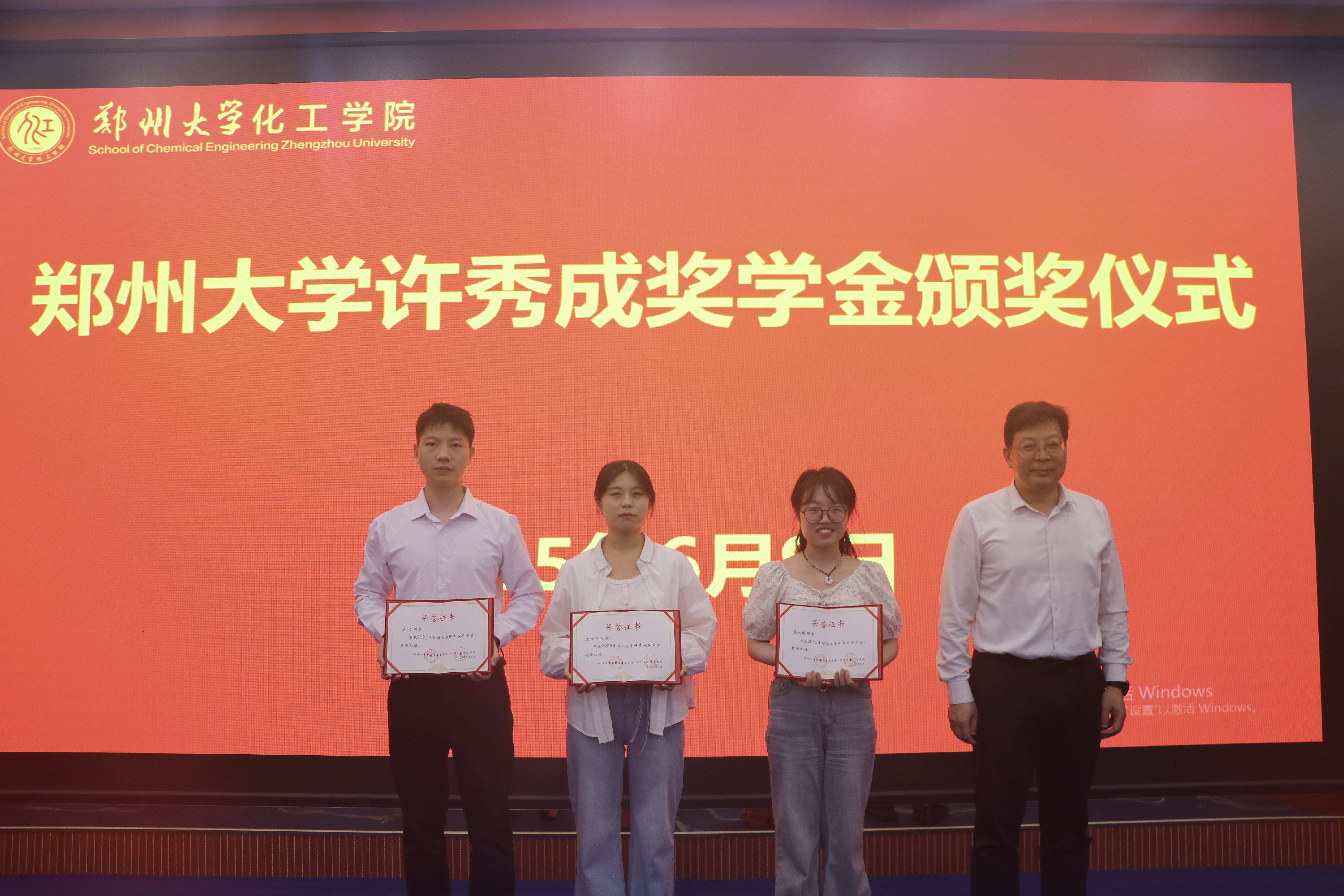7-王利国副书记向获奖学生颁发荣誉证书.jpg