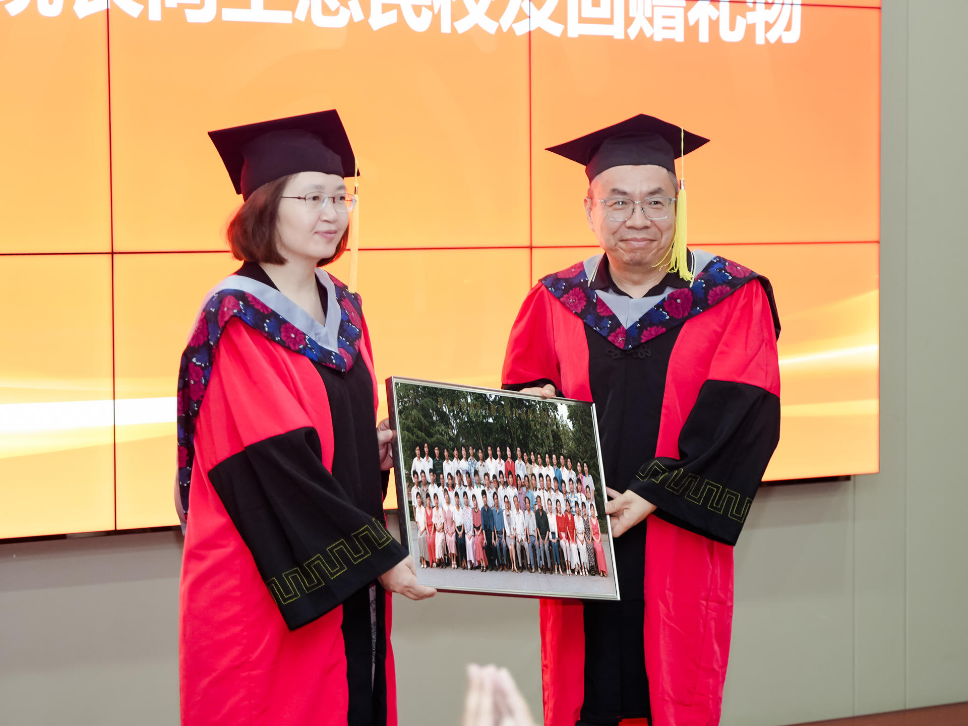 10、数学与统计学院回赠校友礼物.jpg