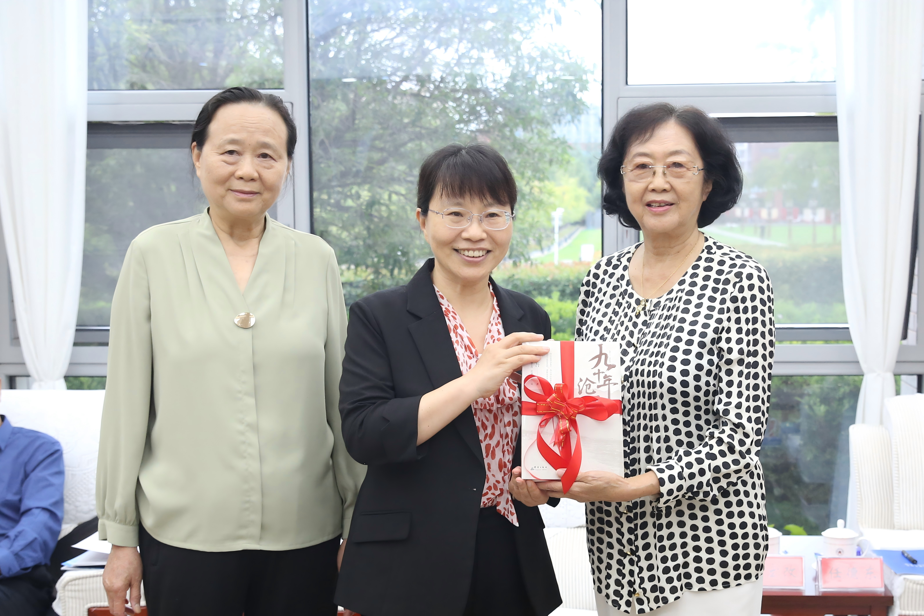 2马越馆长接受张静吾先生家人捐赠.png 2马越馆长接受张静吾先生家人捐赠.png