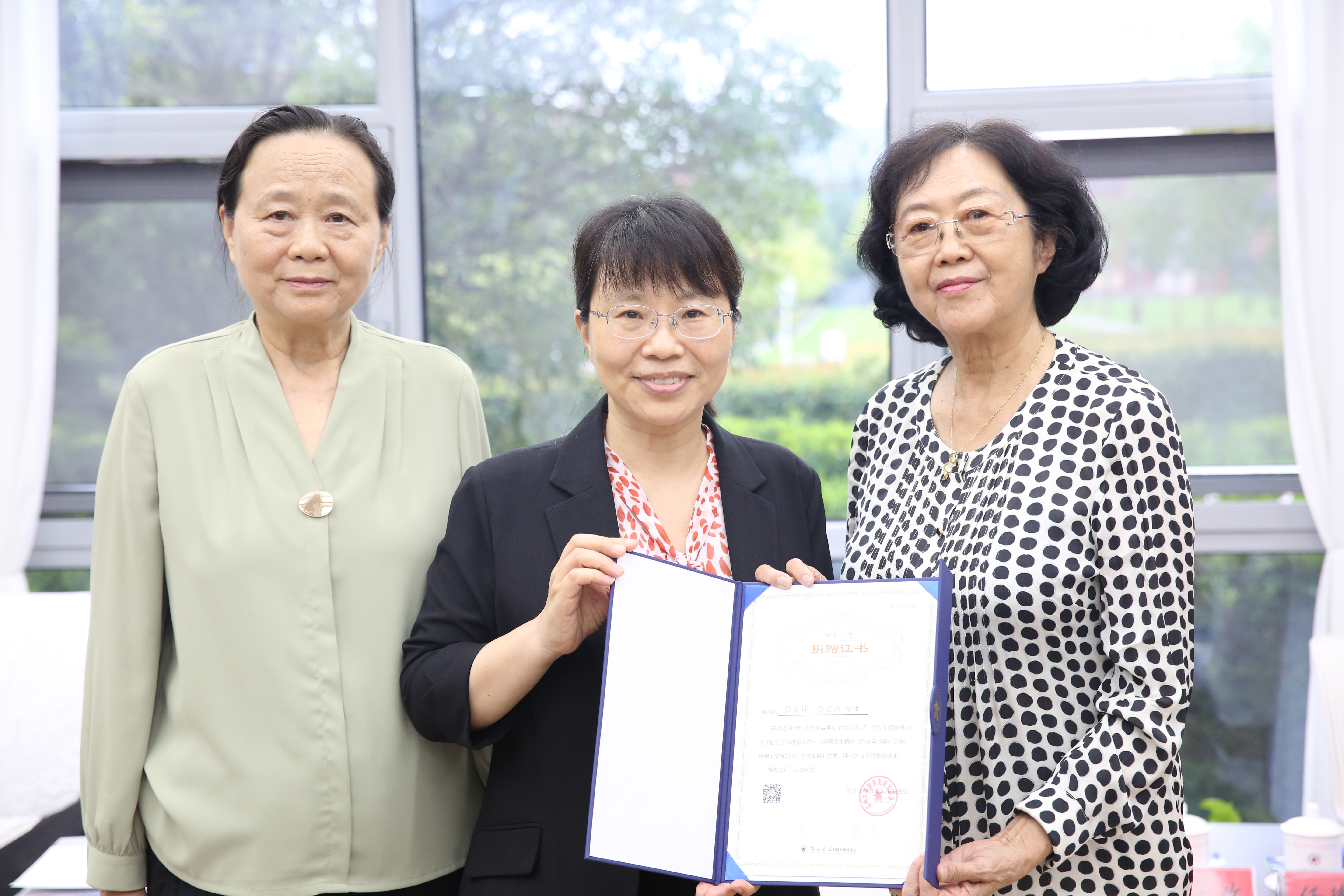 3马越馆长向张静吾先生家人颁发捐赠证书.JPG