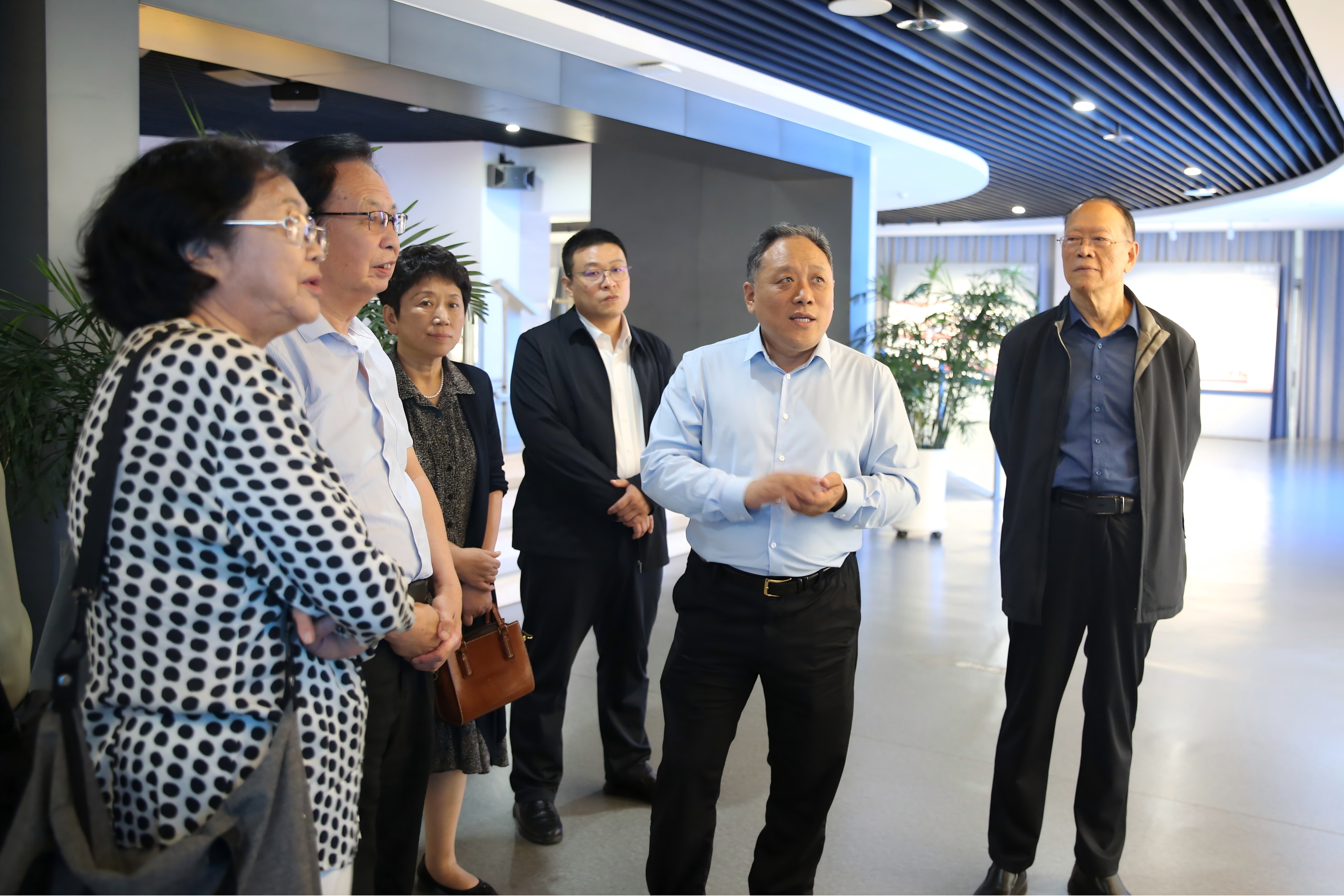 8参观校史馆.png 8参观校史馆.png