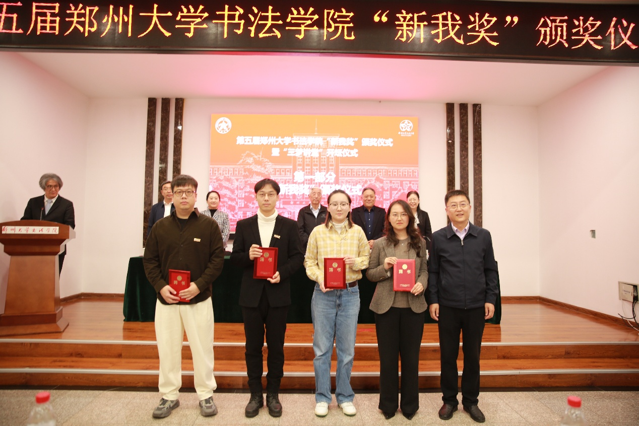 10程昱晖副书记为2025级班主任颁发证书.png 10程昱晖副书记为2025级班主任颁发证书.png