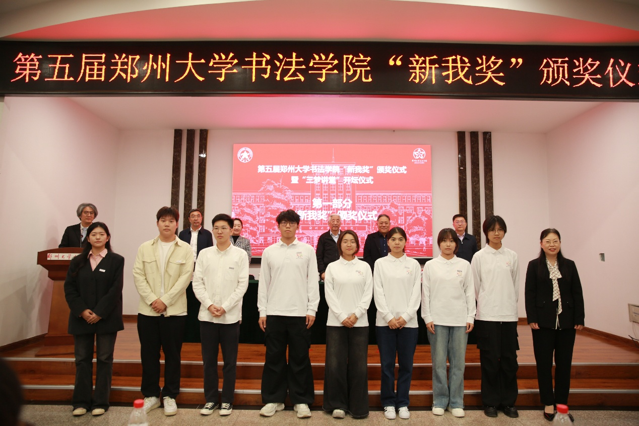 11王汇书记为2025级新生代表授予校徽.png 11王汇书记为2025级新生代表授予校徽.png