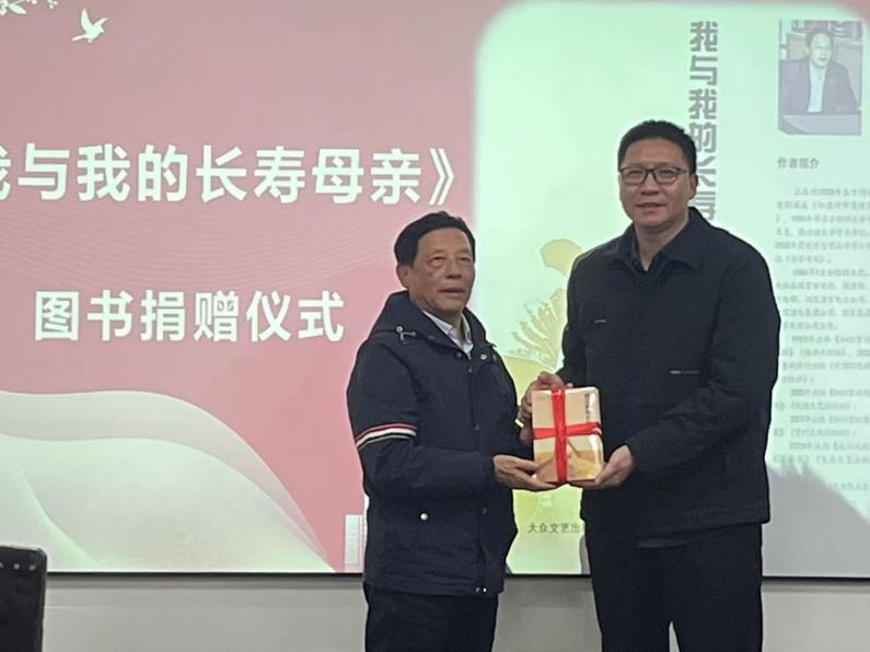 张力副院长代表学院接受校友捐赠.png 张力副院长代表学院接受校友捐赠.png