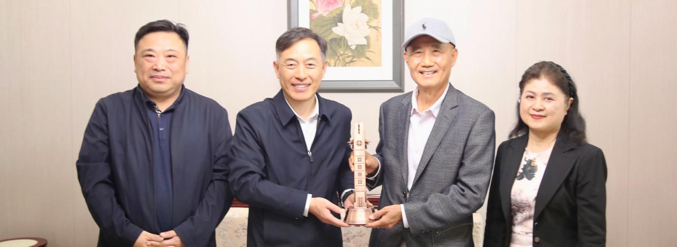 朱鸿章助学基金捐赠人朱先生夫妇来访郑州大学