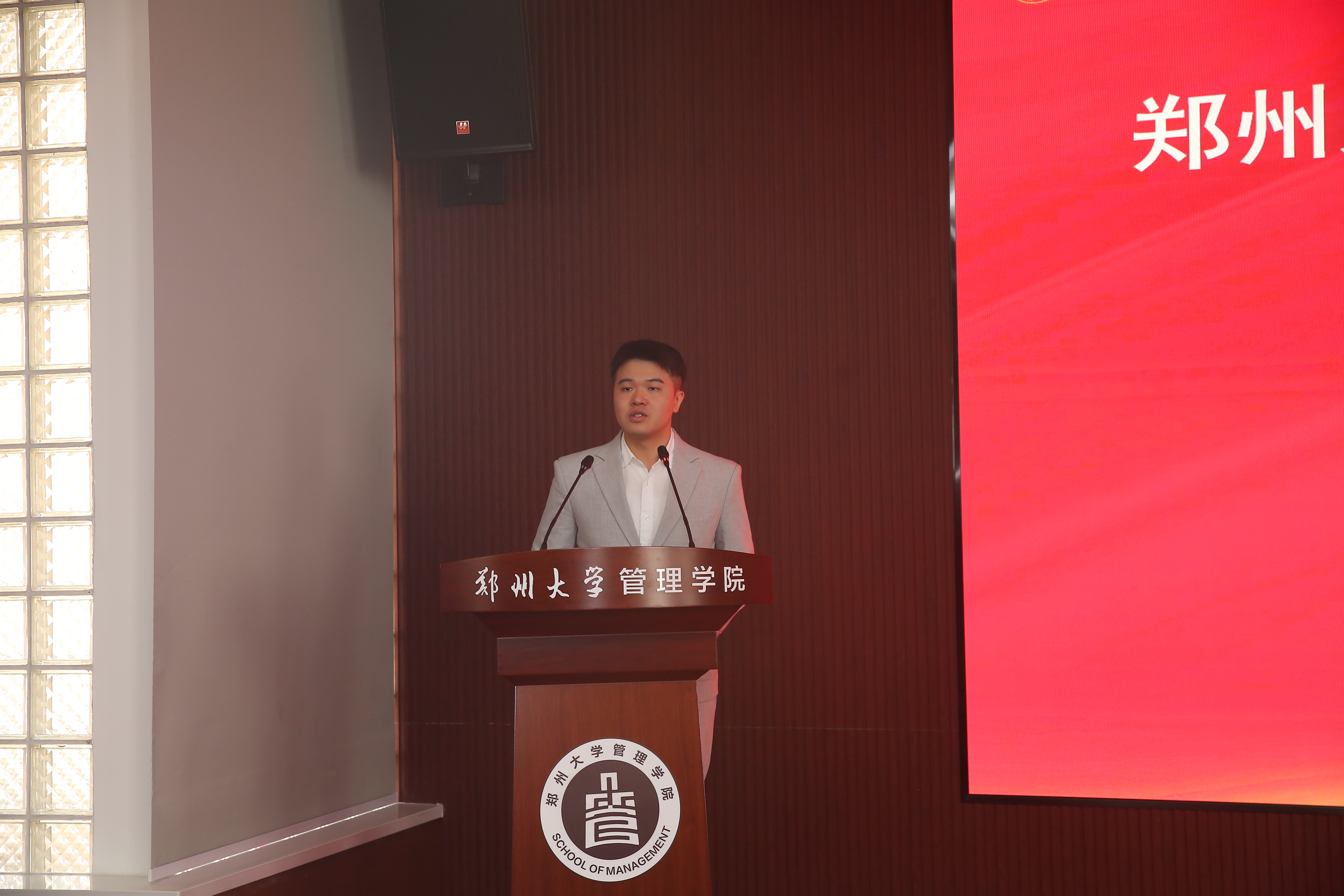 7特聘讲师代表黄楚文发言.JPG