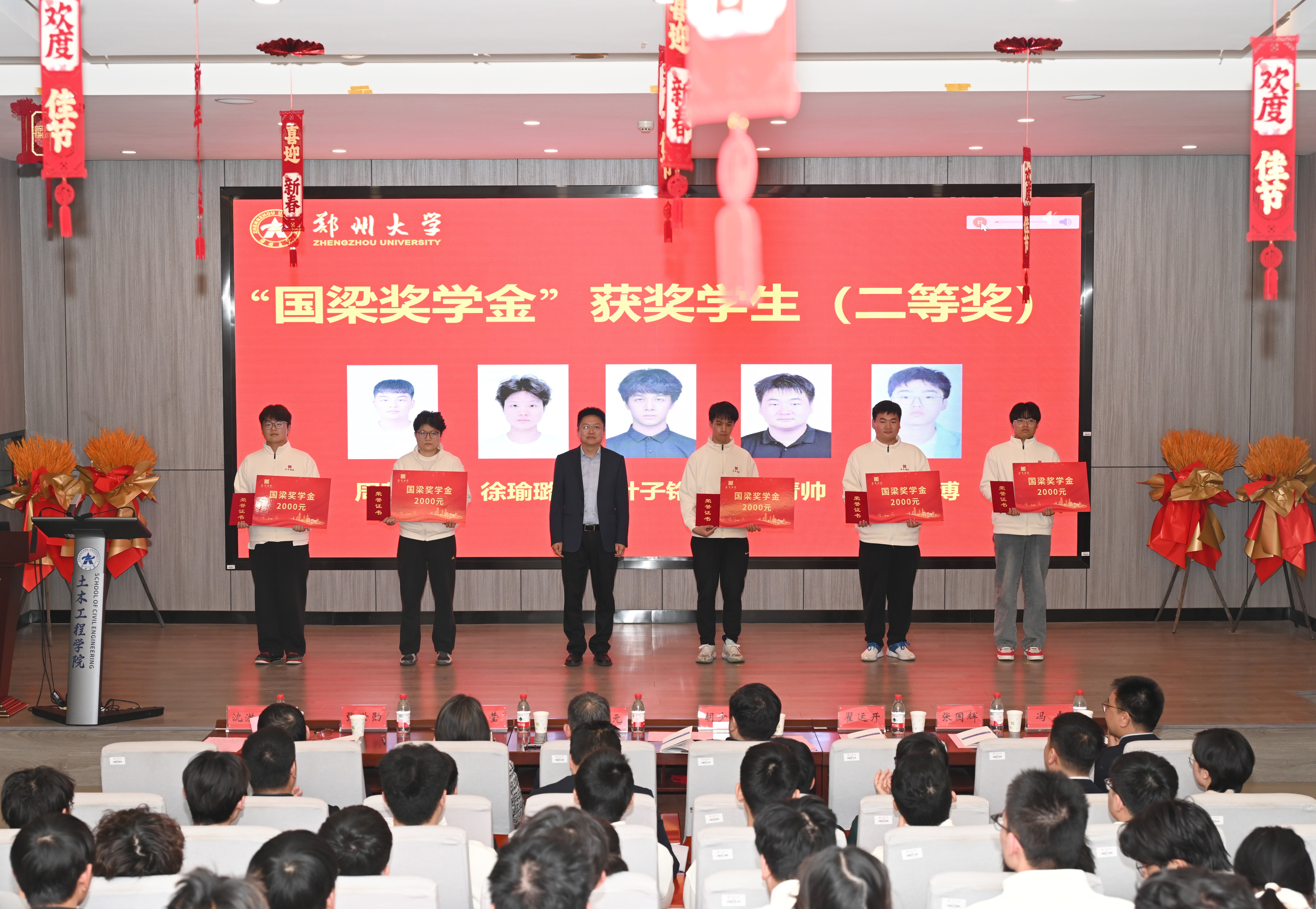 10与会领导向获奖师生颁奖.jpg 10与会领导向获奖师生颁奖.jpg