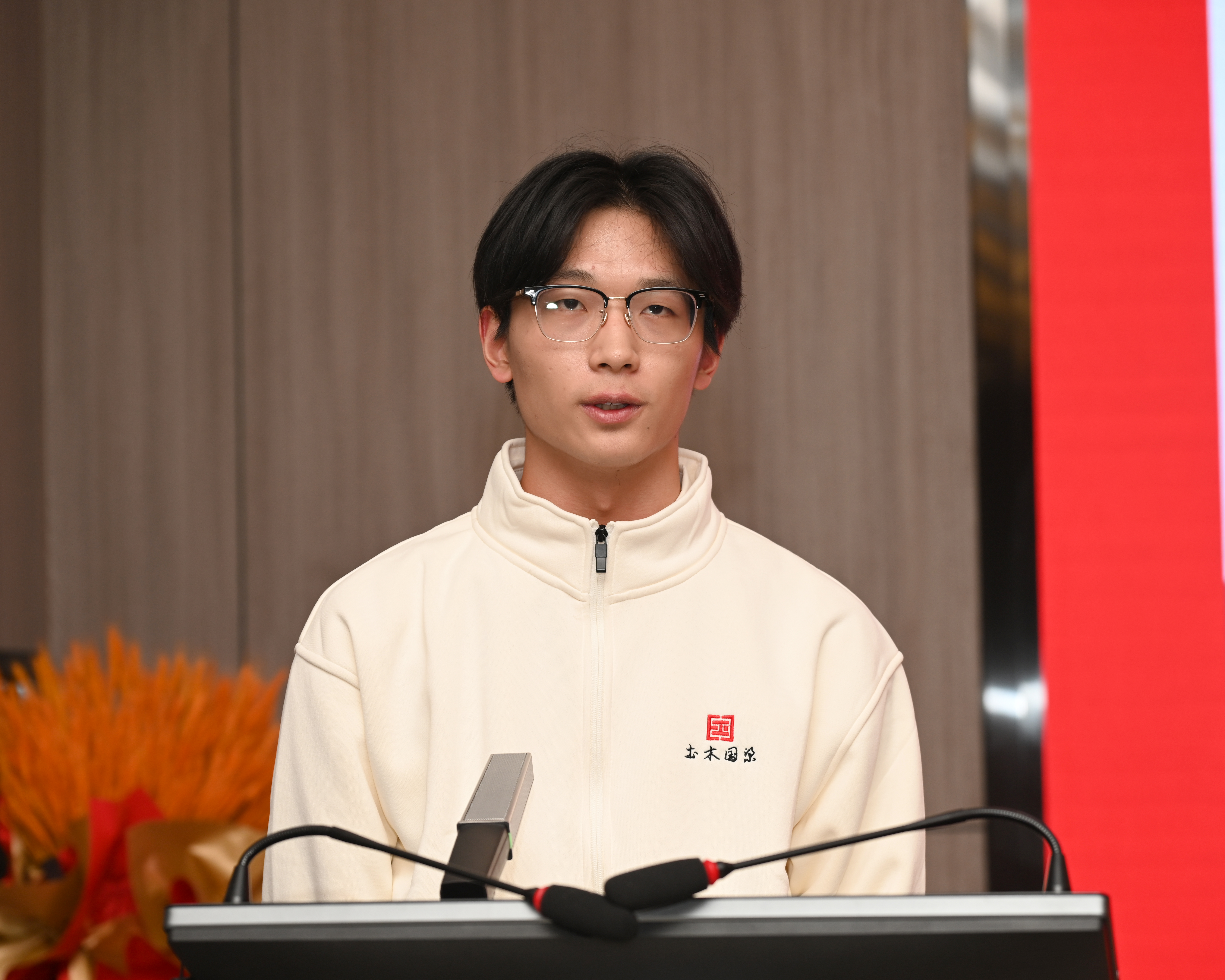 11获奖学生代表厉孟奇发言.jpg 11获奖学生代表厉孟奇发言.jpg