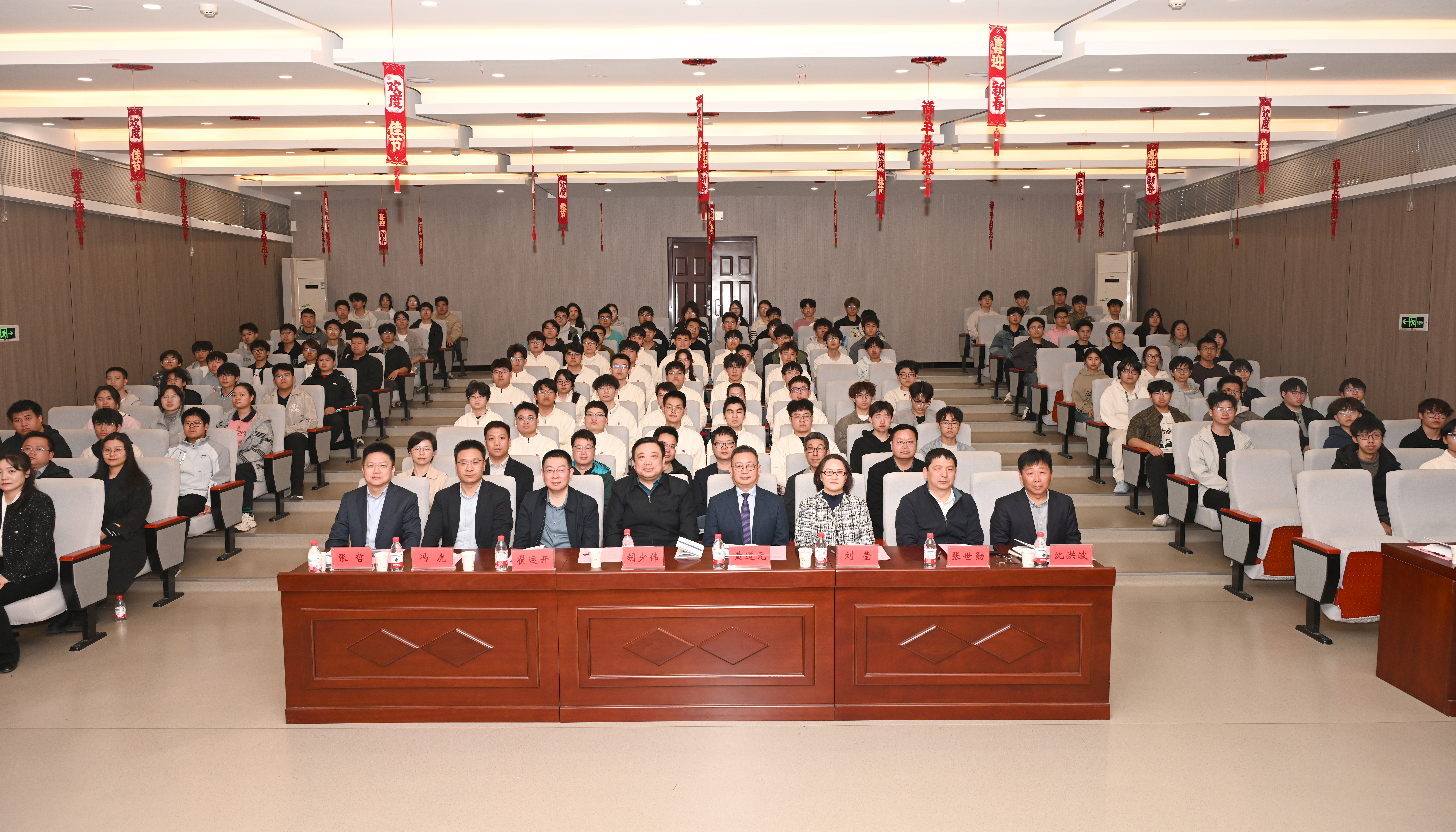 13合影留念.jpg 13合影留念.jpg