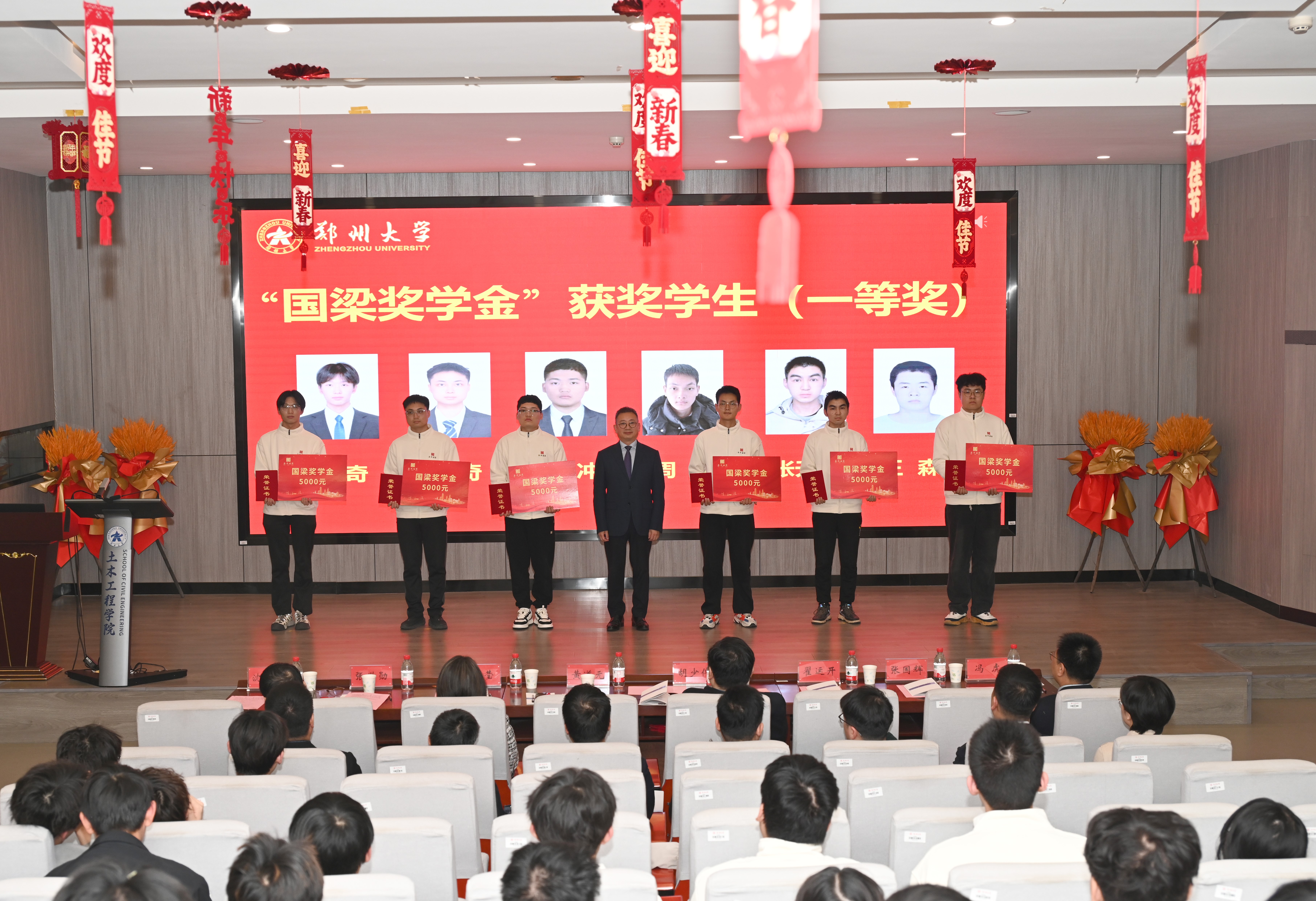 6与会领导向获奖师生颁奖.jpg 6与会领导向获奖师生颁奖.jpg
