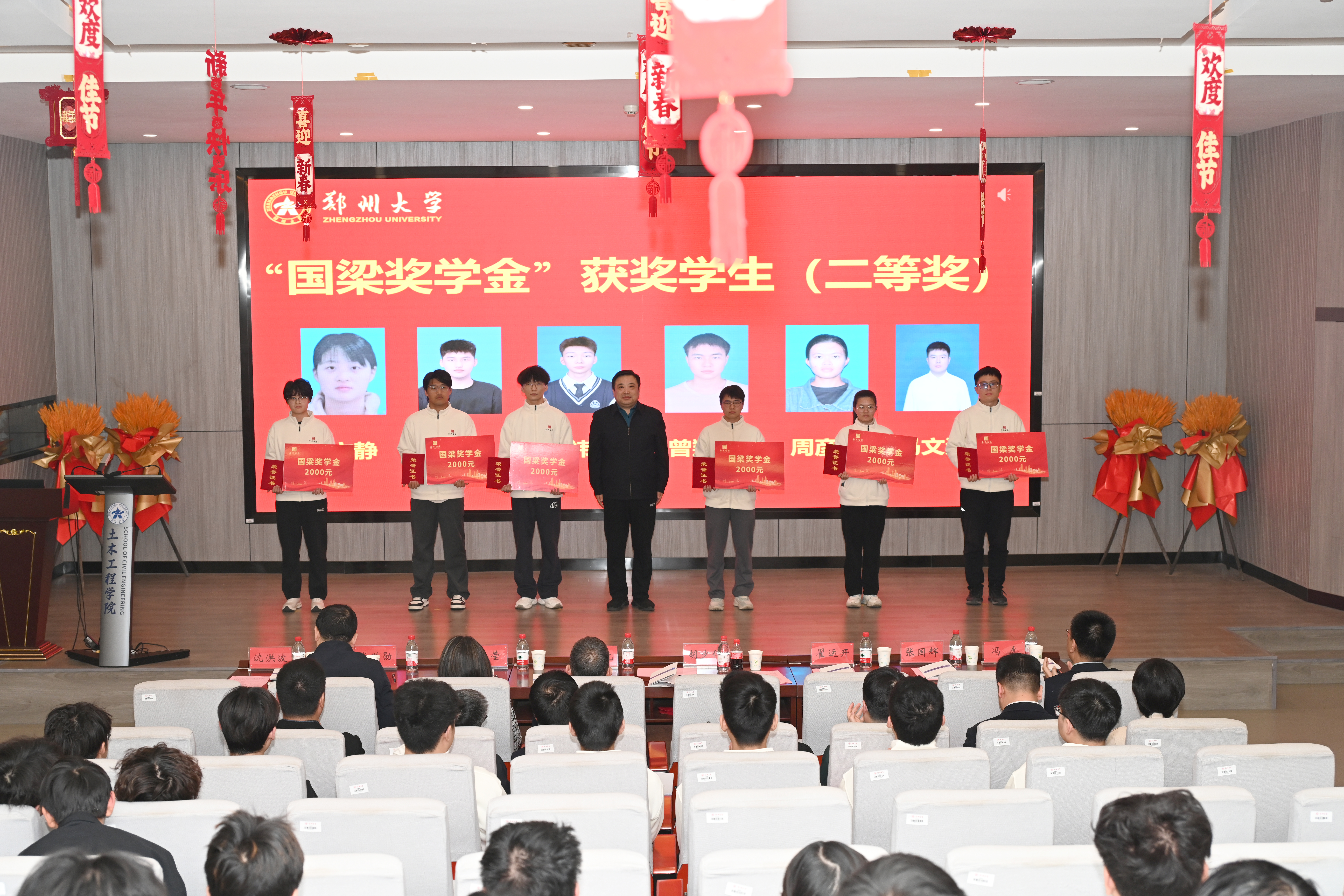 7与会领导向获奖师生颁奖.jpg 7与会领导向获奖师生颁奖.jpg