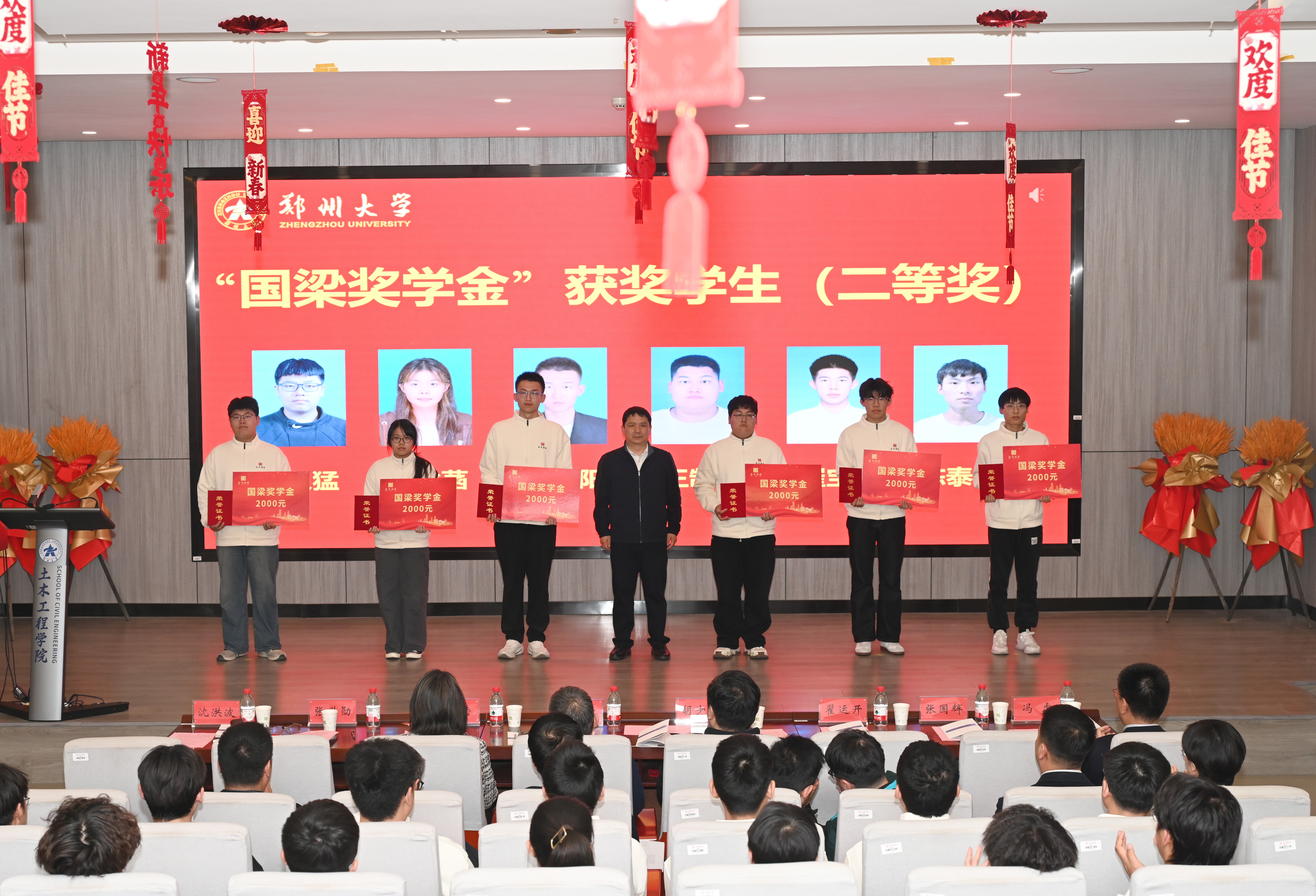 8与会领导向获奖师生颁奖.jpg 8与会领导向获奖师生颁奖.jpg