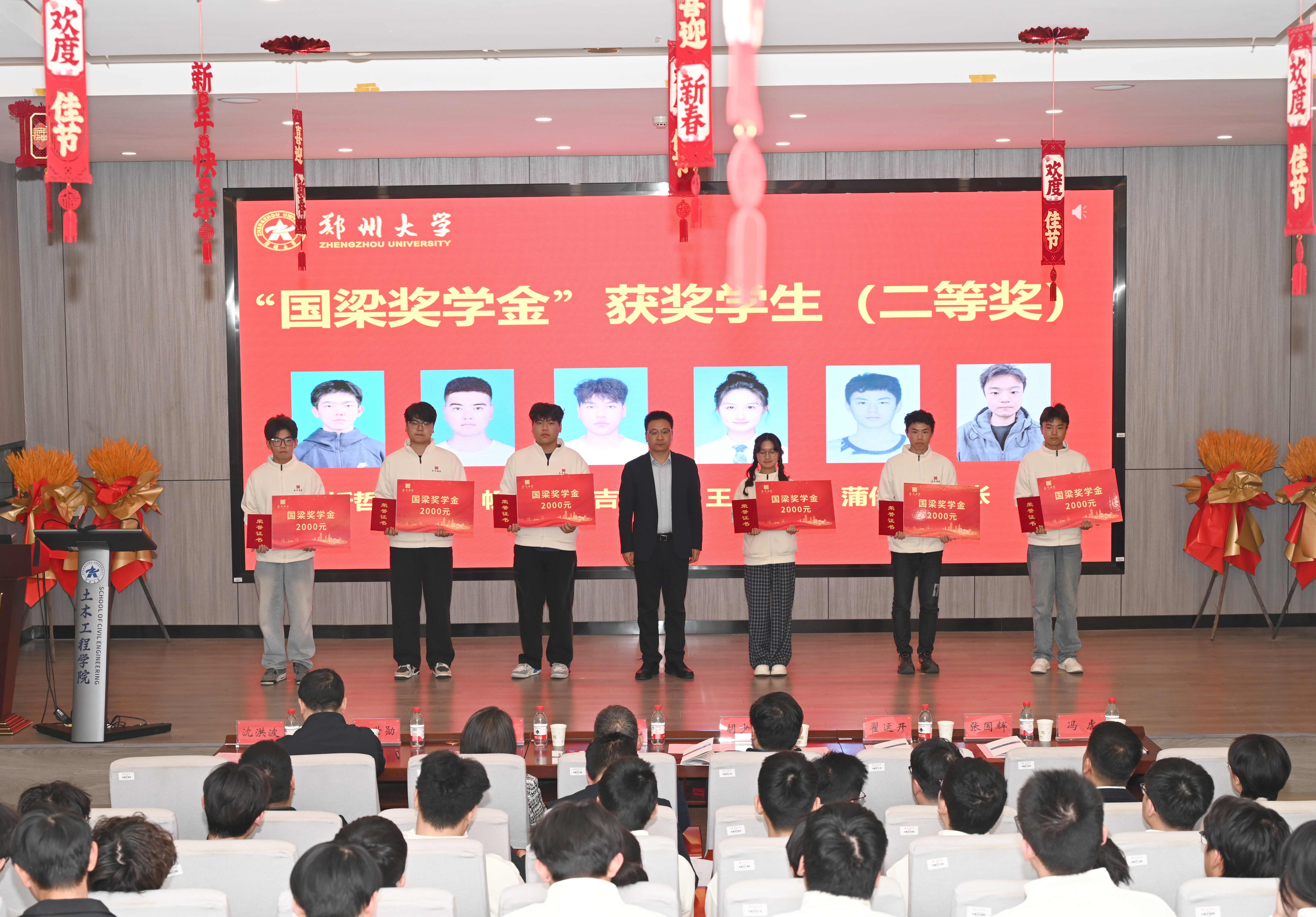 9与会领导向获奖师生颁奖.jpg 9与会领导向获奖师生颁奖.jpg