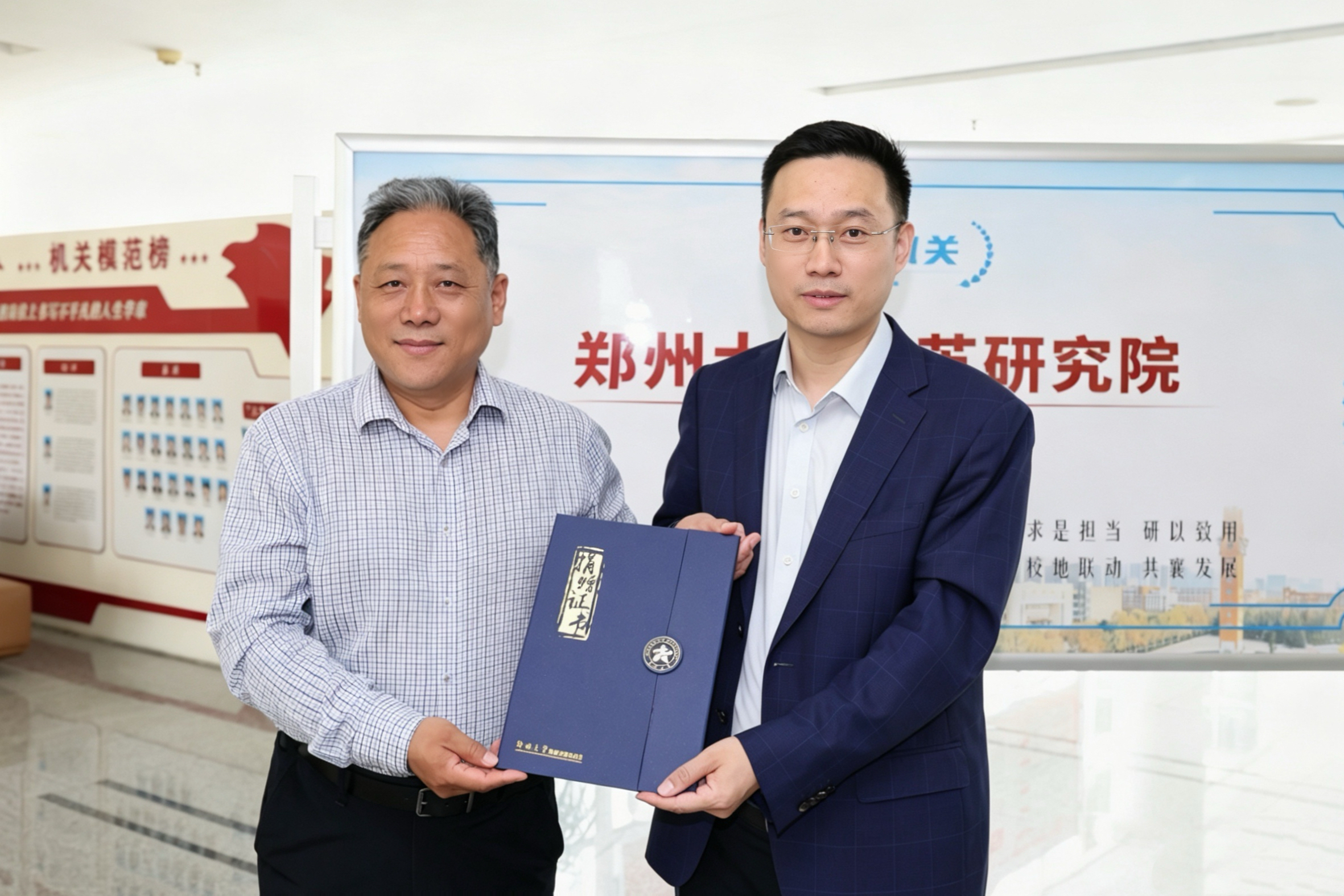 6李苏贵主任向赵胜岭校友颁发捐赠证书.jpg 6李苏贵主任向赵胜岭校友颁发捐赠证书.jpg