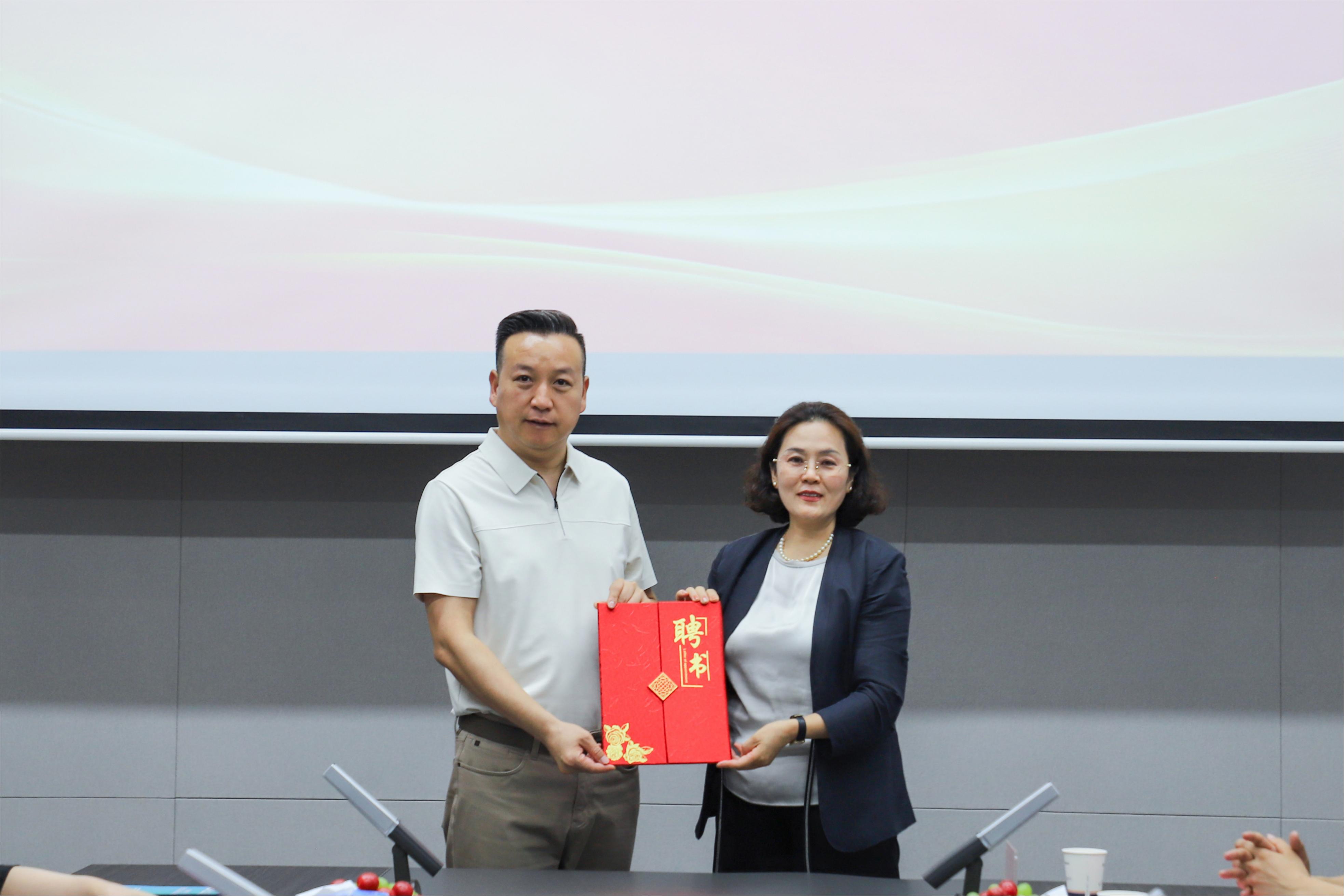 7颁发行业导师聘书.jpg