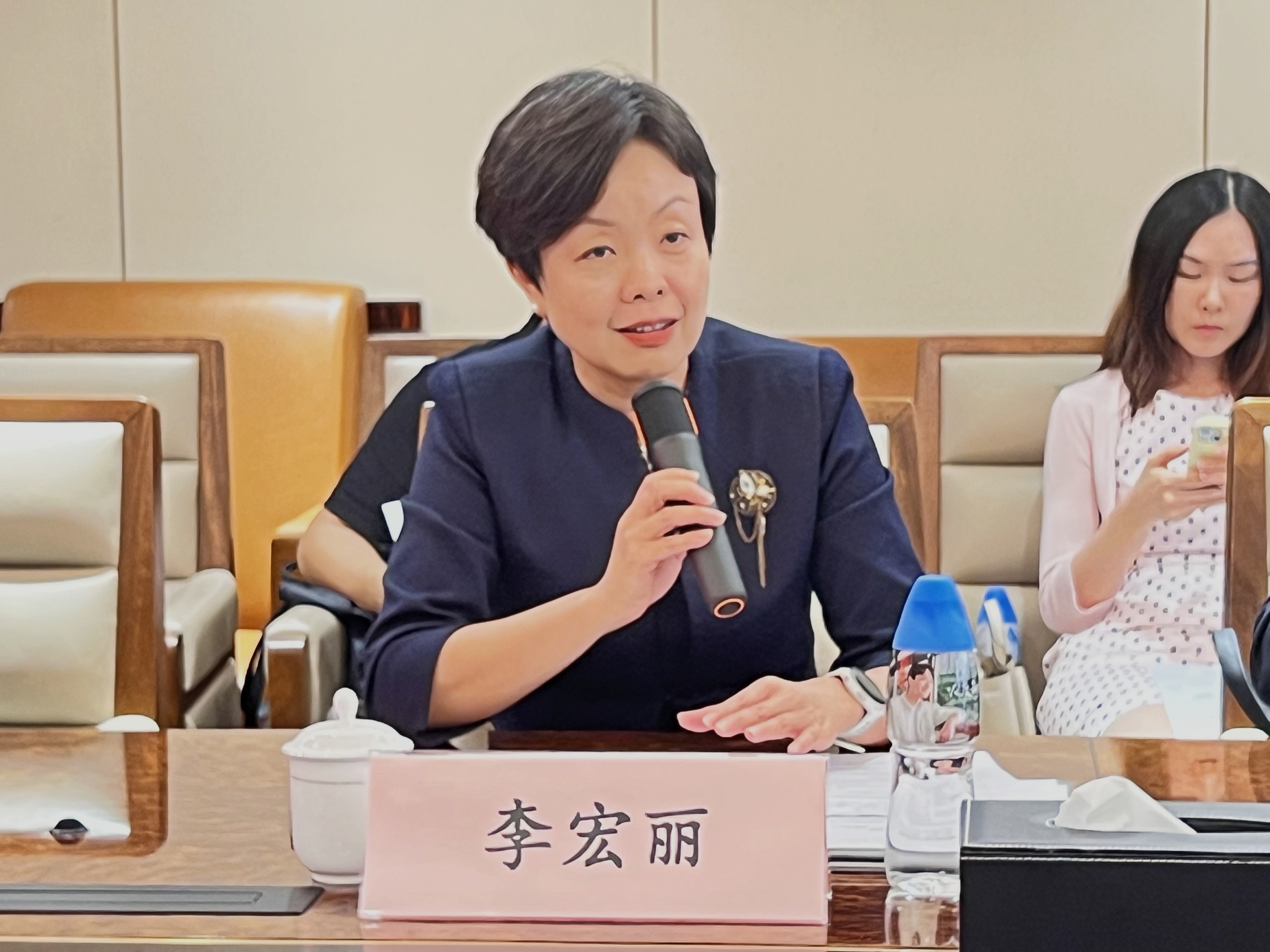 李宏丽会长主持.jpg 李宏丽会长主持.jpg