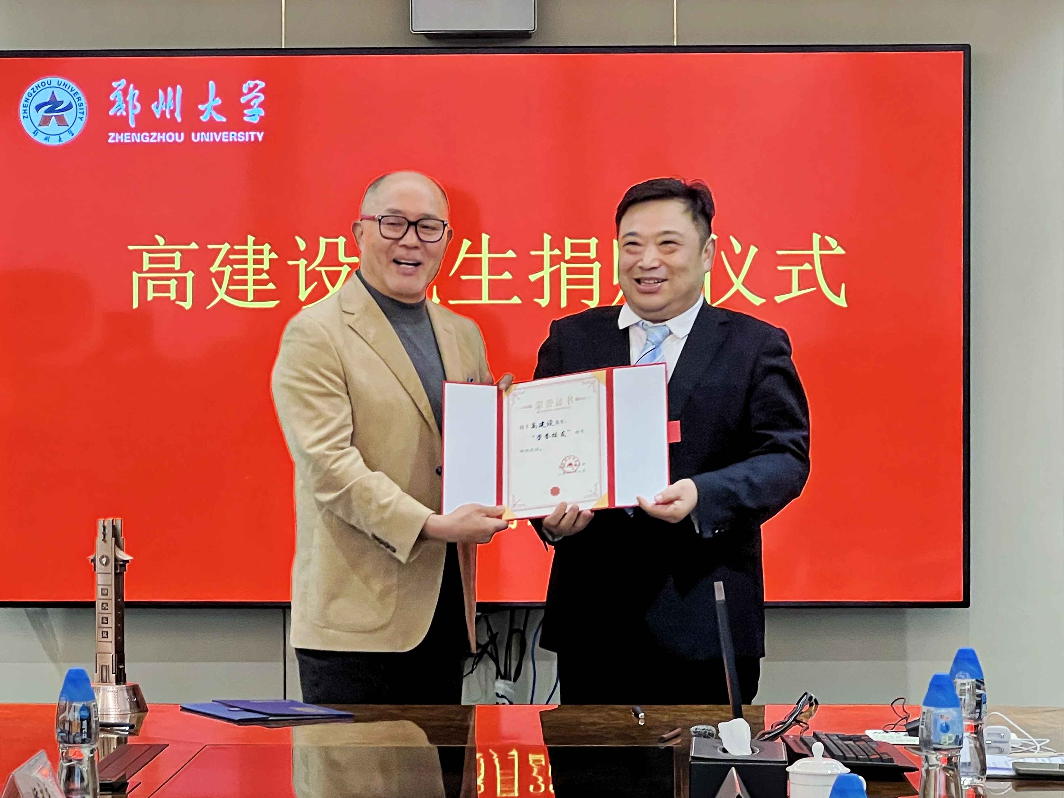 胡少伟副校长向高建设先生颁发荣誉校友证书.jpg