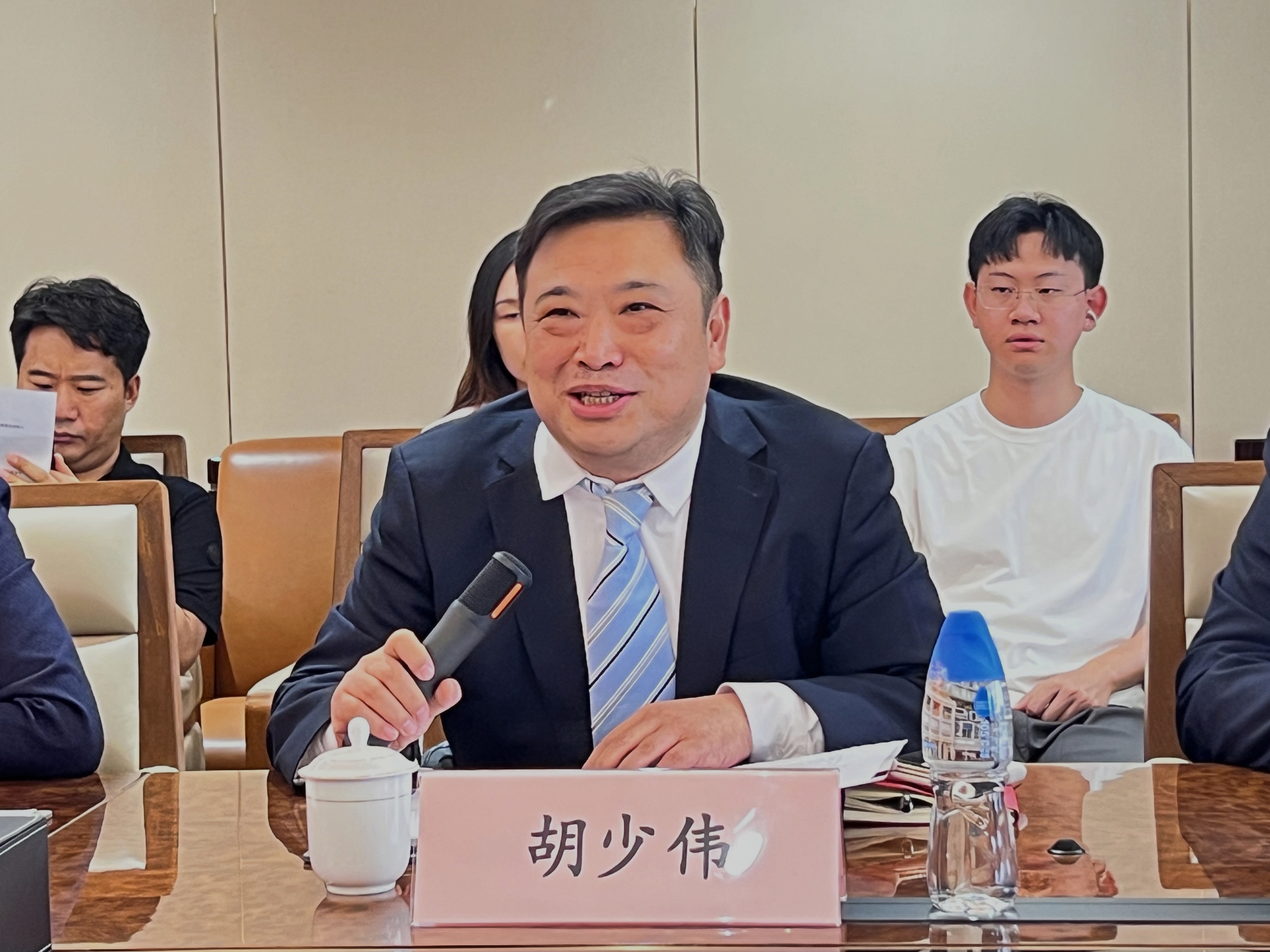 胡少伟副校长致辞.jpg