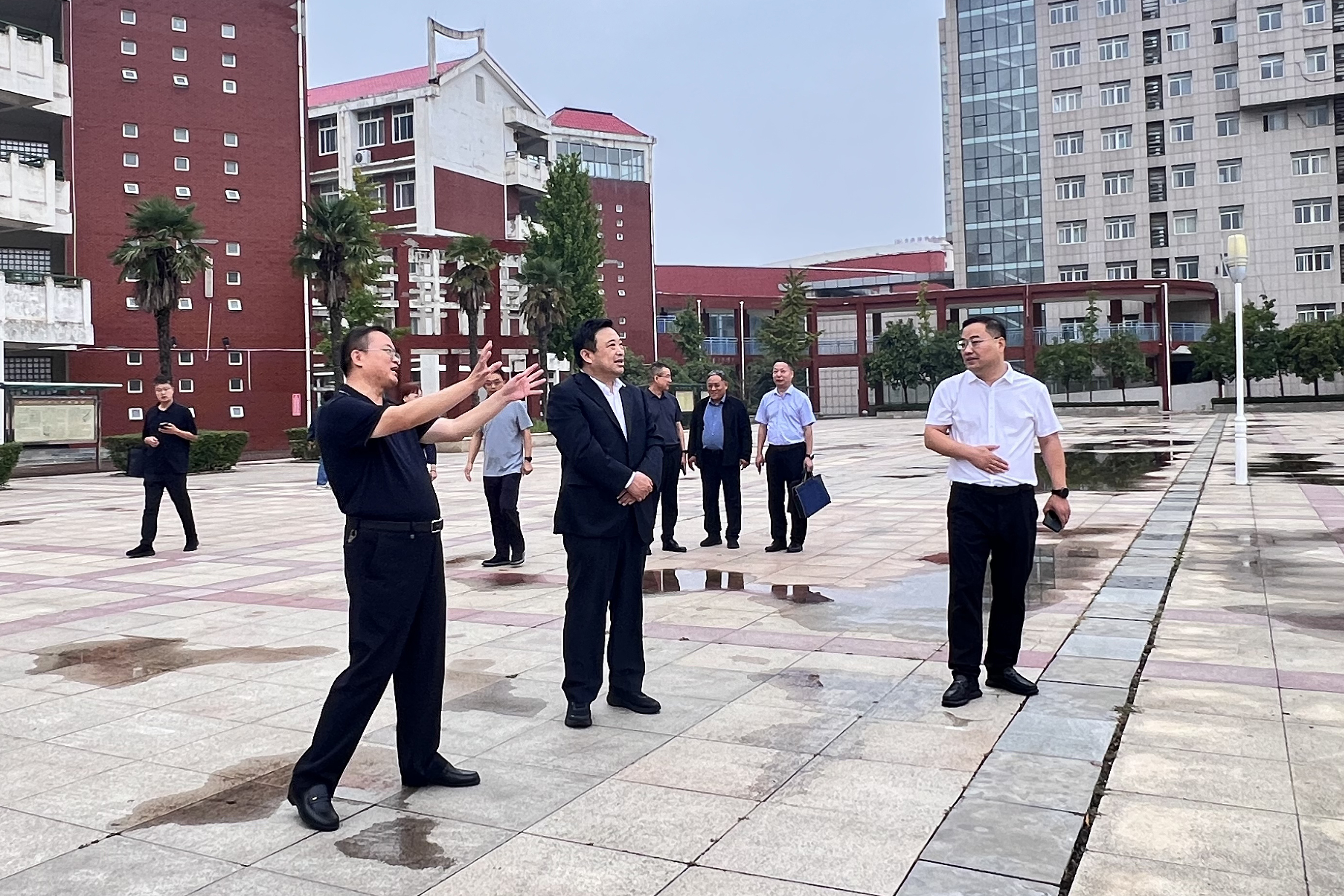 参观新郑市第一中学.jpg