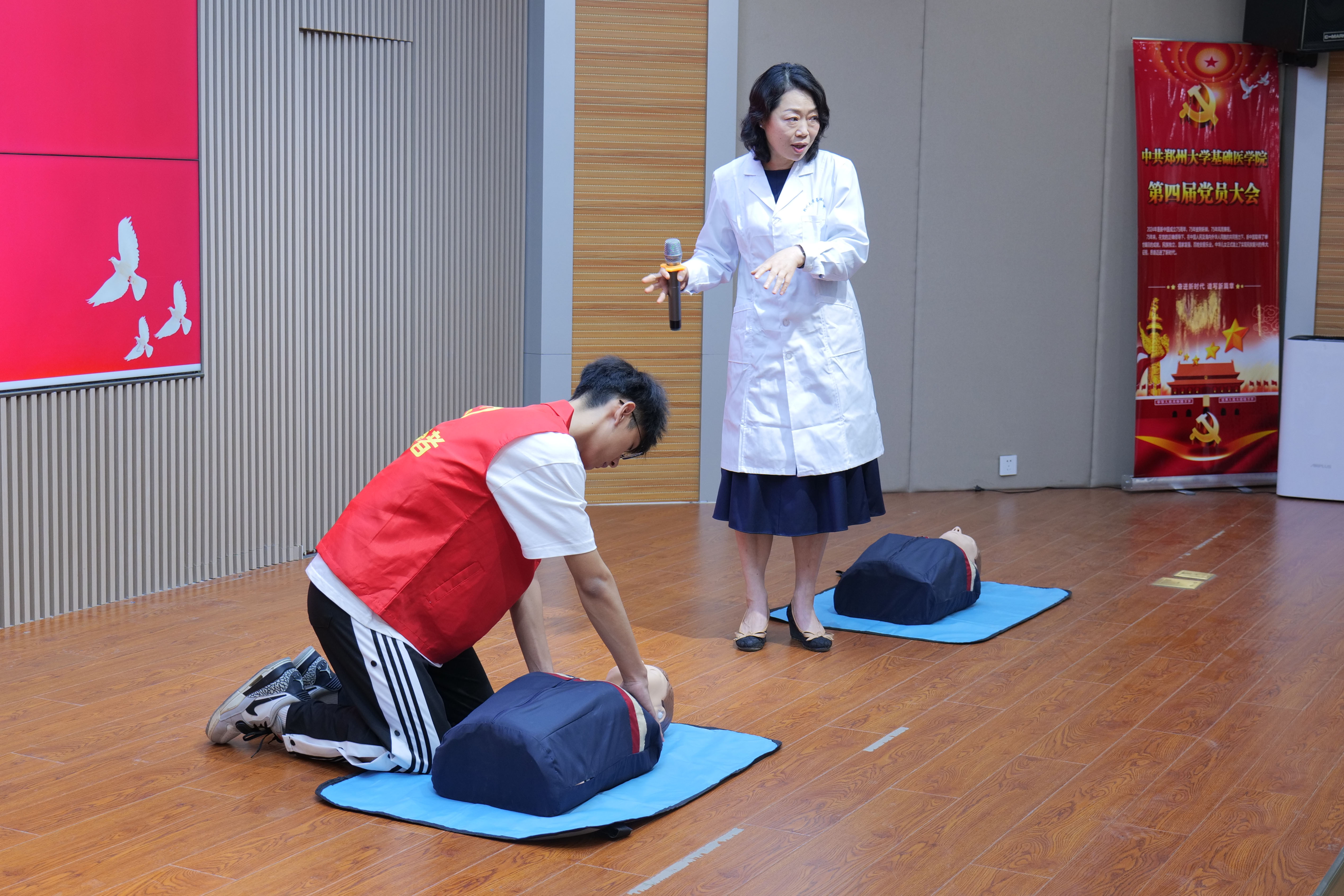 06李鸣老师进行急救培训现场教学.jpg 06李鸣老师进行急救培训现场教学.jpg
