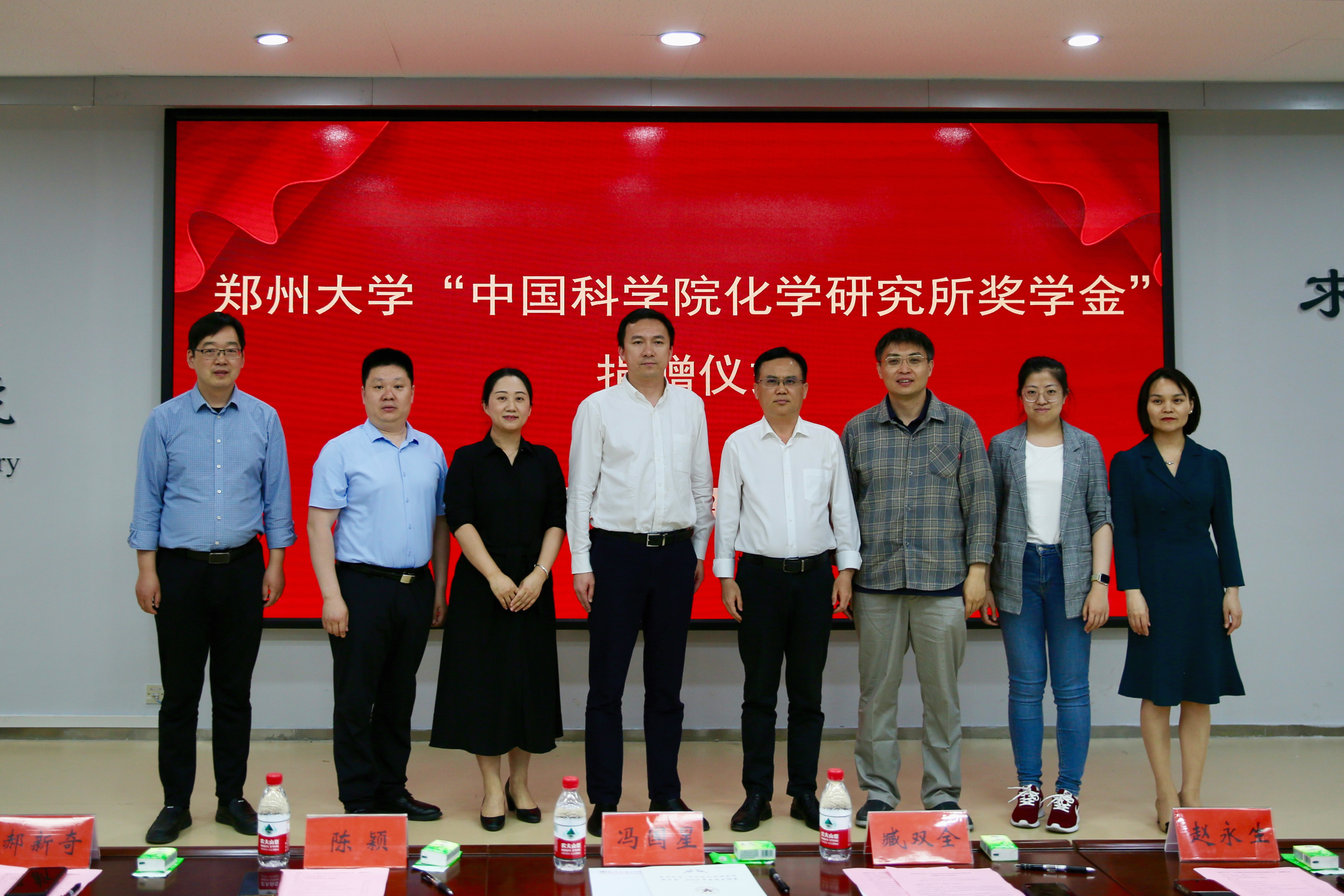 10-合影留念.jpg 10-合影留念.jpg