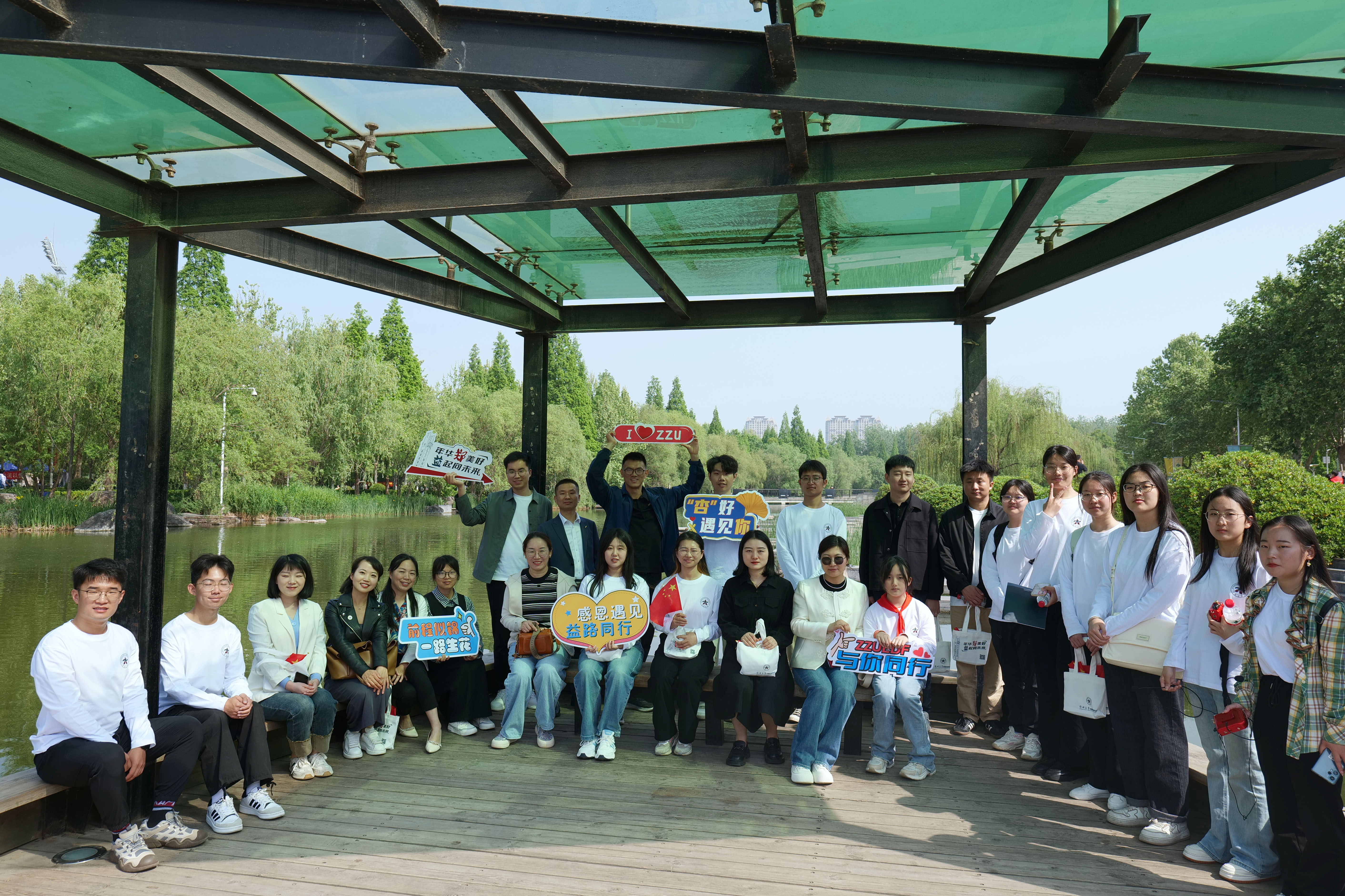 12-1校园游览合影.jpg 12-1校园游览合影.jpg